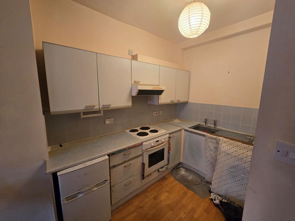 Lot: 83 - FREEHOLD COMMERCIAL AND RESIDENTIAL INVESTMENT - Photo 2 supplied by seller - Kitchen - flat a